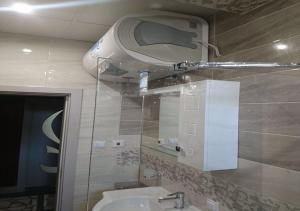 ポモリエにあるHouse Ogledaloviのバスルーム(洗面台、壁にヘアドライヤー付)