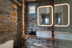 bagno con 2 lavandini e specchio di Studio O - Self Catering a Vourkari