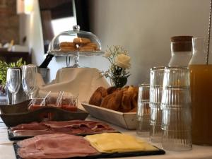 un tavolo con un vassoio di prodotti da forno e un piatto di pane di Hotel Ruta Imperial a Jarandilla de la Vera