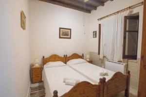 Ένα ή περισσότερα κρεβάτια σε δωμάτιο στο Iosiphis Stonebuilt House