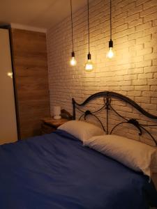 ein Schlafzimmer mit einem Bett mit Ziegelwand in der Unterkunft Appartamento Porta Lecce in Brindisi