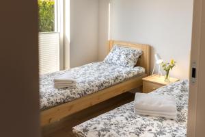 Un pat sau paturi într-o cameră la Apartamenty DIAGO