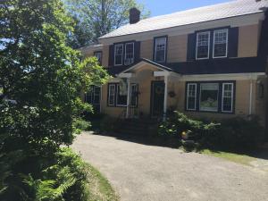 una casa amarilla y azul con entrada en The Stella Rose B&B, en Wolfville