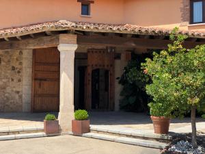 an entrance to a house with a wooden door at Hotel Ruta Imperial in Jarandilla de la Vera