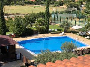- une vue sur la piscine dans l'établissement Hotel Ruta Imperial, à Jarandilla de la Vera