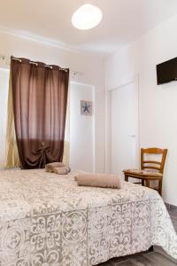 um quarto com uma cama grande e uma cortina em Affittacamere L ' Oasi di Gino em San Lorenzo