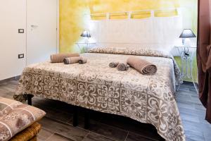 um quarto com uma cama com duas almofadas em Affittacamere L ' Oasi di Gino em San Lorenzo