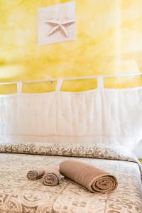 uma cama com duas toalhas por cima em Affittacamere L ' Oasi di Gino em San Lorenzo