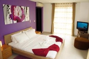 A bed or beds in a room at Chang Noi Paradise Apartments