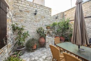 Pati o zona exterior de Iosiphis Stonebuilt House
