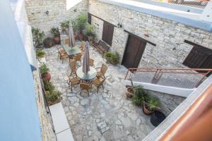 Pati o zona exterior de Iosiphis Stonebuilt House