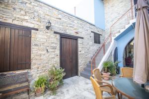 Balcó o terrassa a Iosiphis Stonebuilt House