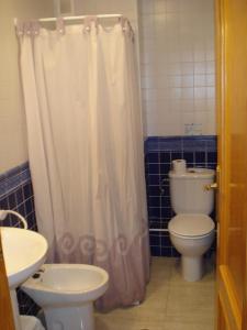 Koupelna v ubytování Apartamentos Pueblo Salado + 13 fotografií