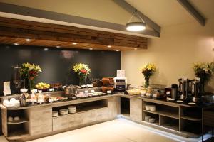 una linea a buffet in un ristorante con cibo di Easter Island Ecolodge a Hanga Roa