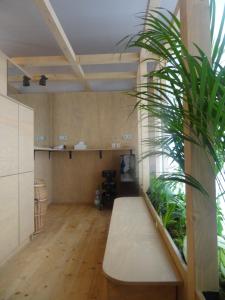 ein Wohnzimmer mit einer Bank und einer Pflanze in der Unterkunft Apartmá s vlastní saunou in Lipník nad Bečvou