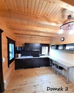 - une cuisine avec une table et des chaises dans une cabine dans l'établissement Chatki Góralskie, à Rabka-Zdrój