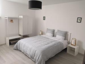 Una cama o camas en una habitación de Appart' O bernai