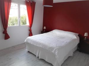 een slaapkamer met een wit bed en een raam bij Villa Louizanne in Saint-Georges-de-Didonne