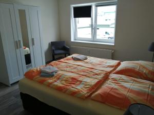 ヴァーネミュンデにあるFerienwohnungen Sonnenstrandのベッドルーム1室(ベッド1台、窓、椅子付)