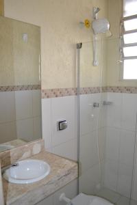 La salle de bains est pourvue d'un lavabo et d'une douche. dans l'établissement Hotel Scala, à Porto Alegre