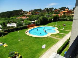 Bazén v ubytování Apartamento fontiñas Sanxenxo montalvo nebo v jeho okolí