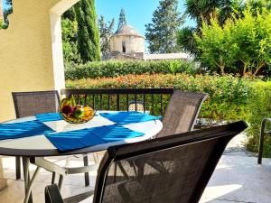 een tafel en stoelen met een fruitschaal erop bij The Perfect Vacation Place in Paphos City
