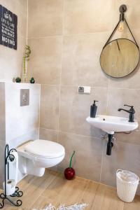 łazienka z toaletą i umywalką w obiekcie Easy Hill - domek na Kaszubach z sauną w mieście Pierszczewo