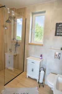 Kúpeľňa v ubytovaní Easy Hill - domek na Kaszubach z sauną