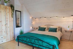 sypialnia z łóżkiem w pokoju z białymi ścianami w obiekcie Easy Hill - domek na Kaszubach z sauną w mieście Pierszczewo