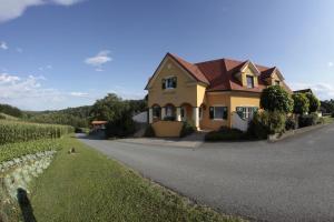 ein Haus am Straßenrand in der Unterkunft Ferienhof Uhudler-Arkaden in Stegersbach