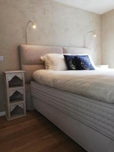 um quarto com uma cama com duas almofadas em Wellness Sweet Bonihu B&B em Bruges