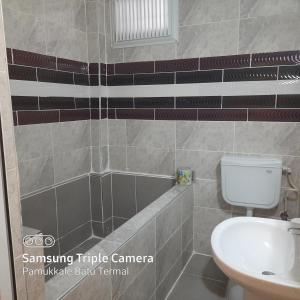 a bathroom with a toilet and a sink at Pamukkale Batu Termal in Pamukkale