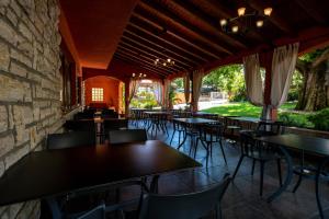 מסעדה או מקום אחר לאכול בו ב-Villa Maimare