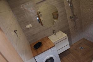 uma casa de banho com um lavatório e uma máquina de lavar roupa em Apartamenty Kometa em Biała Podlaska