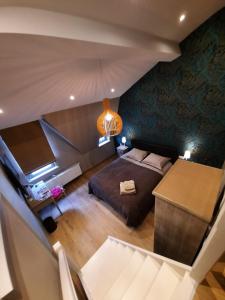 an overhead view of a bedroom with a bed and a desk at B&B Heart Of Bruges in Bruges