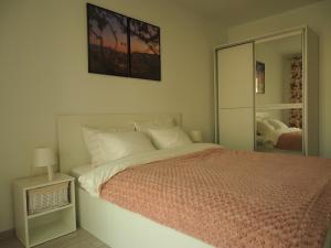 Кровать или кровати в номере Stil Apartment Brasov Coresi