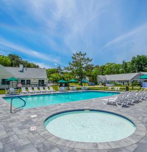 einen Pool mit Liegestühlen und ein Resort in der Unterkunft Brewster Green Resort, a VRI resort in Brewster