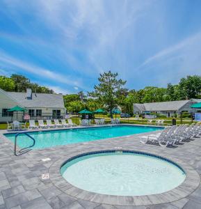 una piscina con tumbonas y un complejo en Brewster Green Resort, a VRI resort, en Brewster