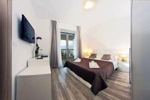 Postel nebo postele na pokoji v ubytování Apartments Simic Makarska + 37 fotografií