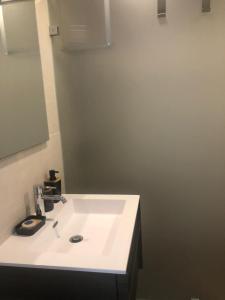 une salle de bains avec un lavabo blanc et un miroir dans l'établissement Ryan´s Flat, à Portimão 22 autres photos