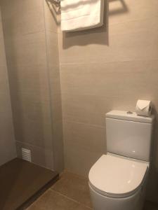 une salle de bain avec des toilettes blanches dans une chambre dans l'établissement Ryan´s Flat, à Portimão