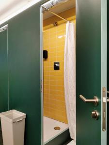 A bathroom at Green Marmot Capsule Hotel Zürich