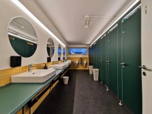 A bathroom at Green Marmot Capsule Hotel Zürich