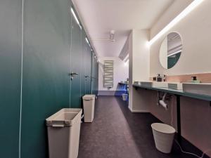 A bathroom at Green Marmot Capsule Hotel Zürich