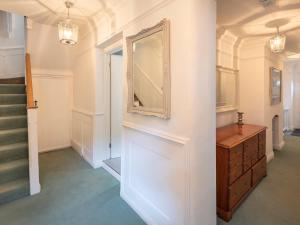 pasillo con espejo, tocador y escaleras en 1 The Old Coach House, en Dartmouth 31 fotos más