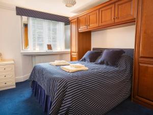 Un dormitorio con una cama con dos toallas encima. en 1 The Old Coach House, en Dartmouth