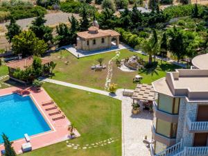 Výhled na bazén z ubytování Hellenic Hospitality Salamina nebo okolí
