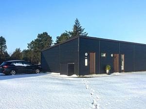 ロモ・キルケビーにある6 person holiday home in R mの雪車黒い建物