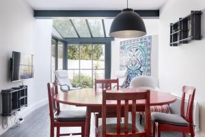 Un comedor con mesa y sillas en Appartement Bastingage, en Saint-Martin-de-Ré