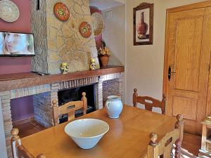 a dining room with a table and a fireplace at Casa Laguna del Maiz in Burunchel